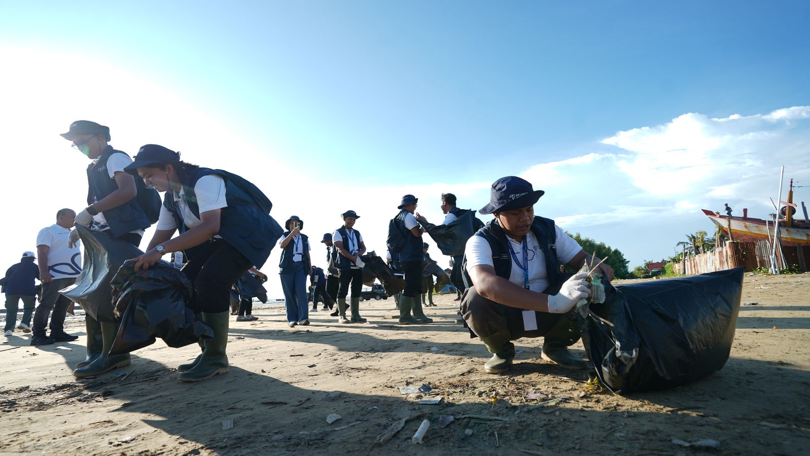 Bersihkan Sampah di Pantai Lampu Satu Merauke, Relawan Bakti BUMN Laksanakan Program Astacita ke – 2 dan ke – 8 Presiden Prabowo