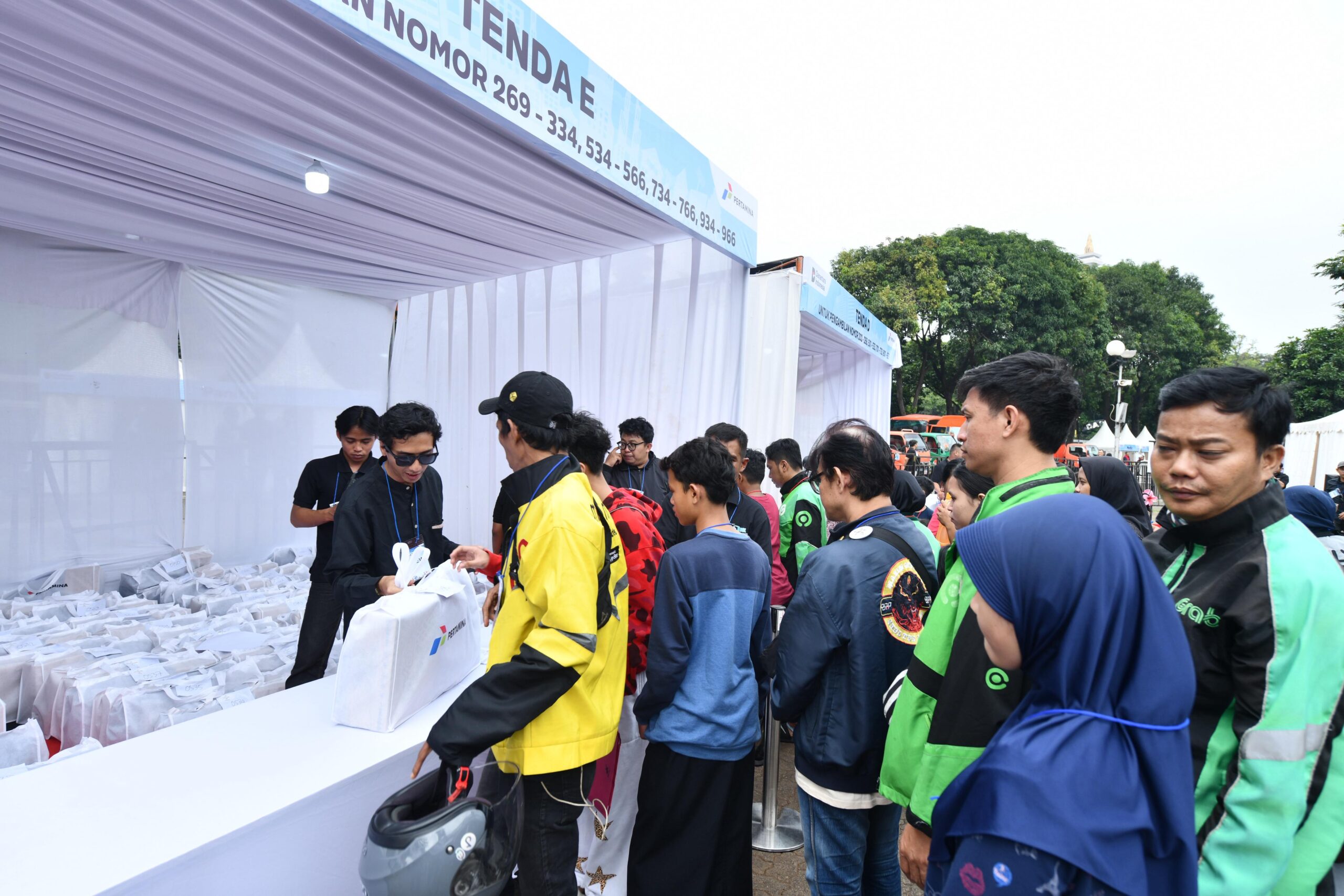 SESAMA: Seribu Seragam Sekolah Bersama Pertamina, Salurkan 1000 Seragam dan Peralatan Sekolah Untuk Para Anak Ojek