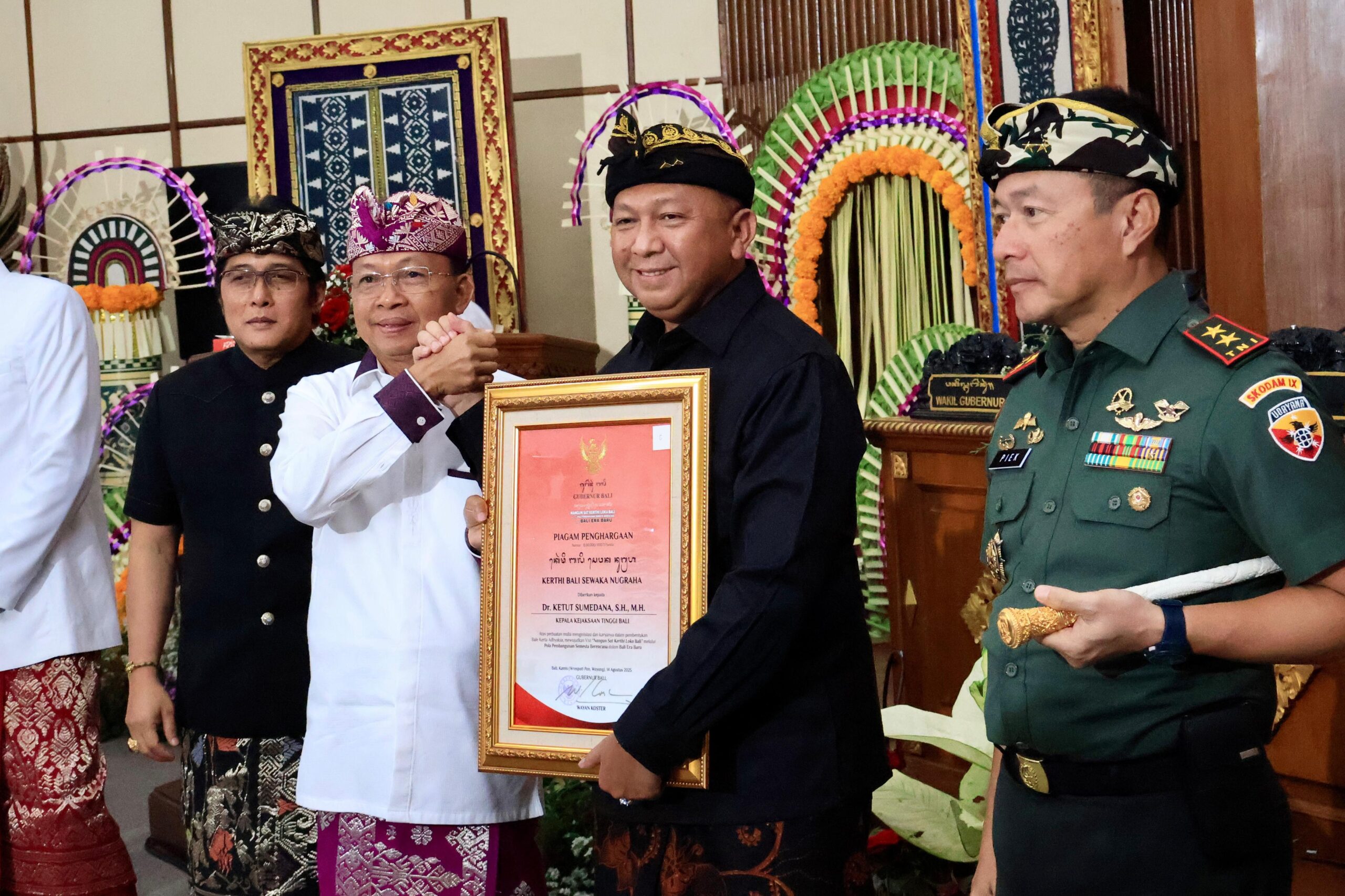 Ketut Sumedana Raih Penghargaan Saat Perda Bale Kerta Adhyaksa Disahkan di HUT ke-67 Provinsi Bali