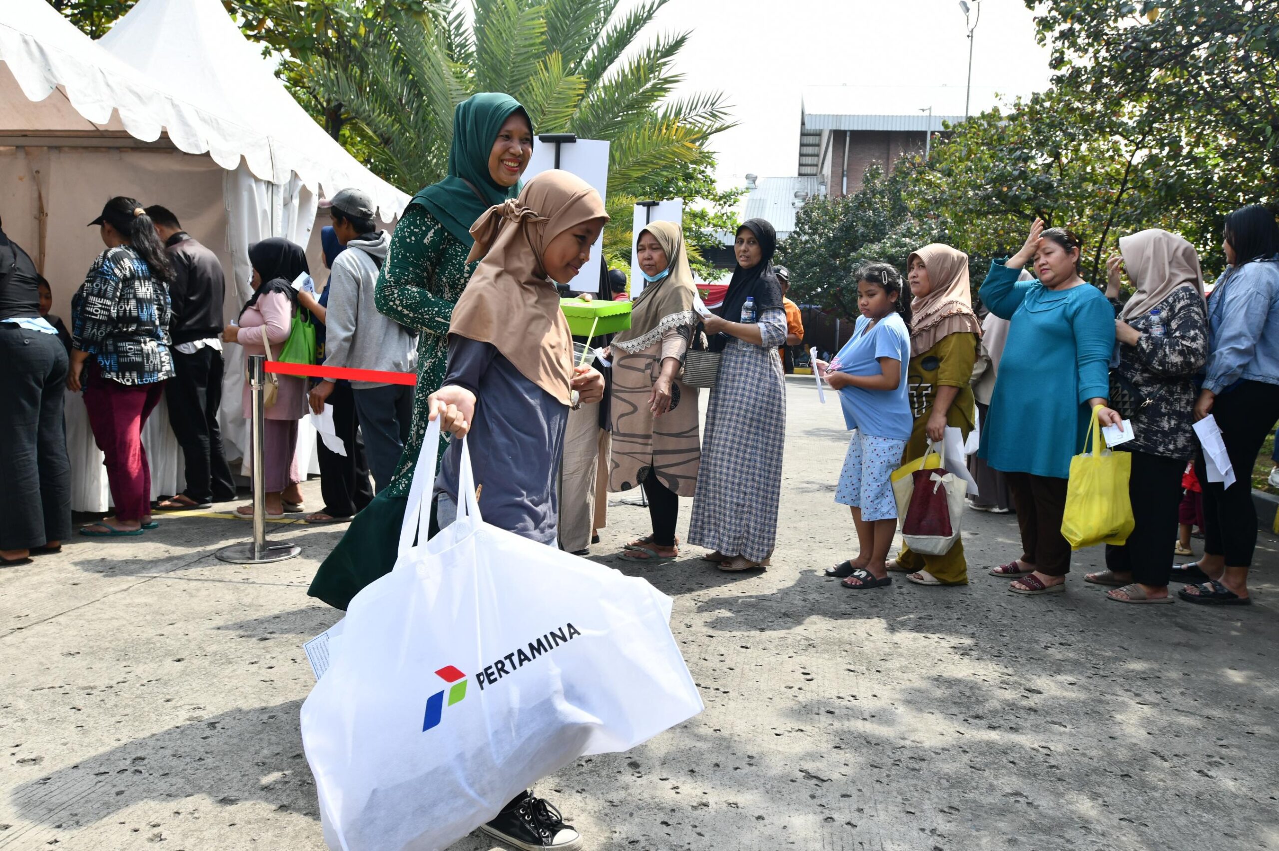 Berikan Seribu Seragam Sekolah untuk Anak-Anak, Pertamina Tebar Energi di Bulan Kemerdekaan