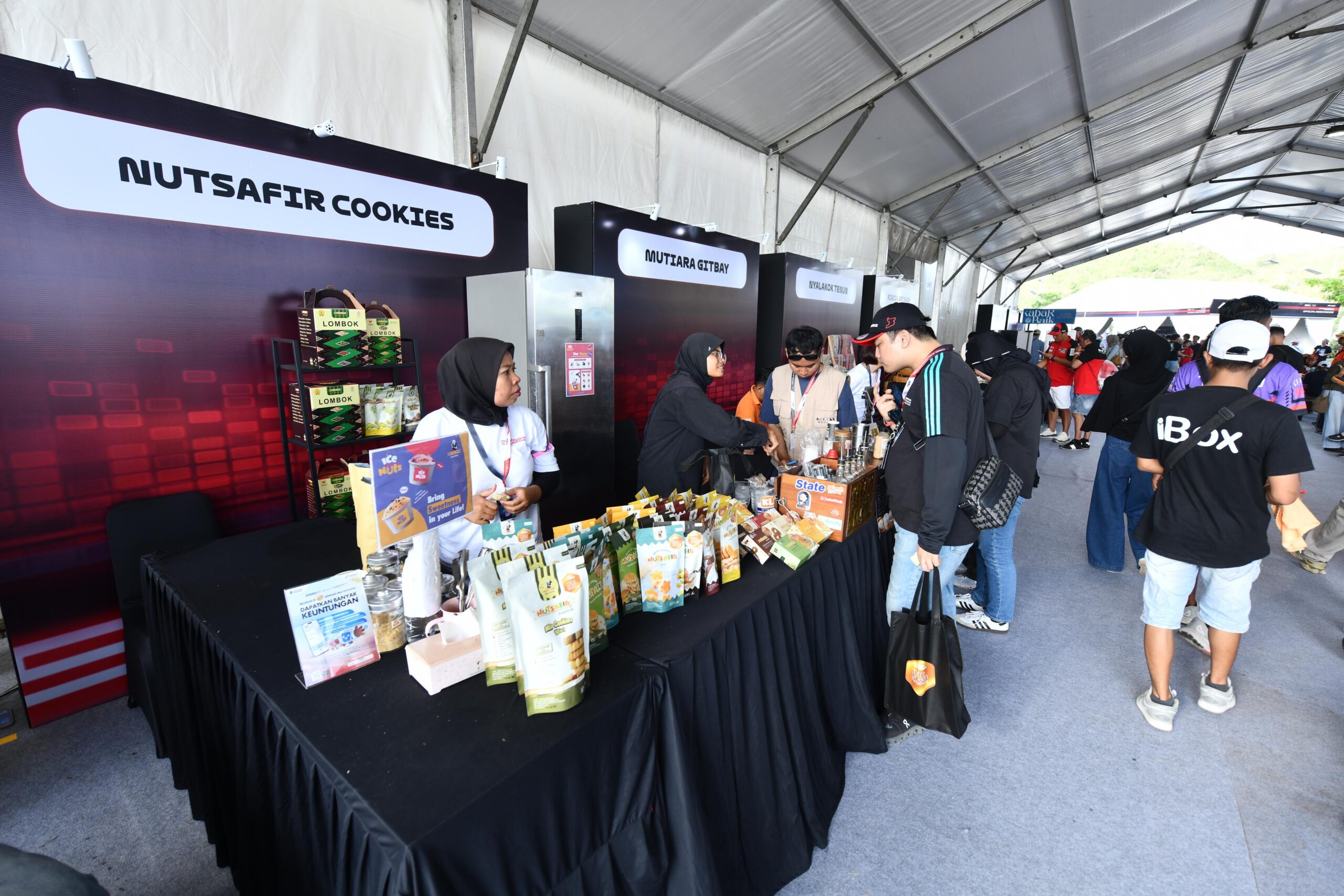 UMKM Lokal Ikut Ngebut di Mandalika : Dirut Pertamina Cicipi Jajanan Khas Lombok