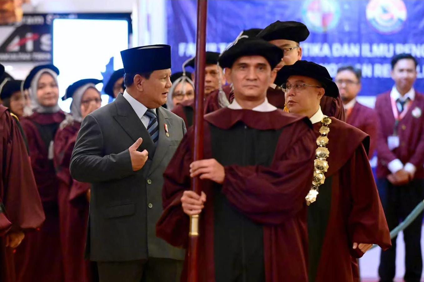 Presiden Prabowo Hadiri Sidang Senat Terbuka UKRI 2025, Apresiasi Kepemimpinan Rektor Prof. Dasco