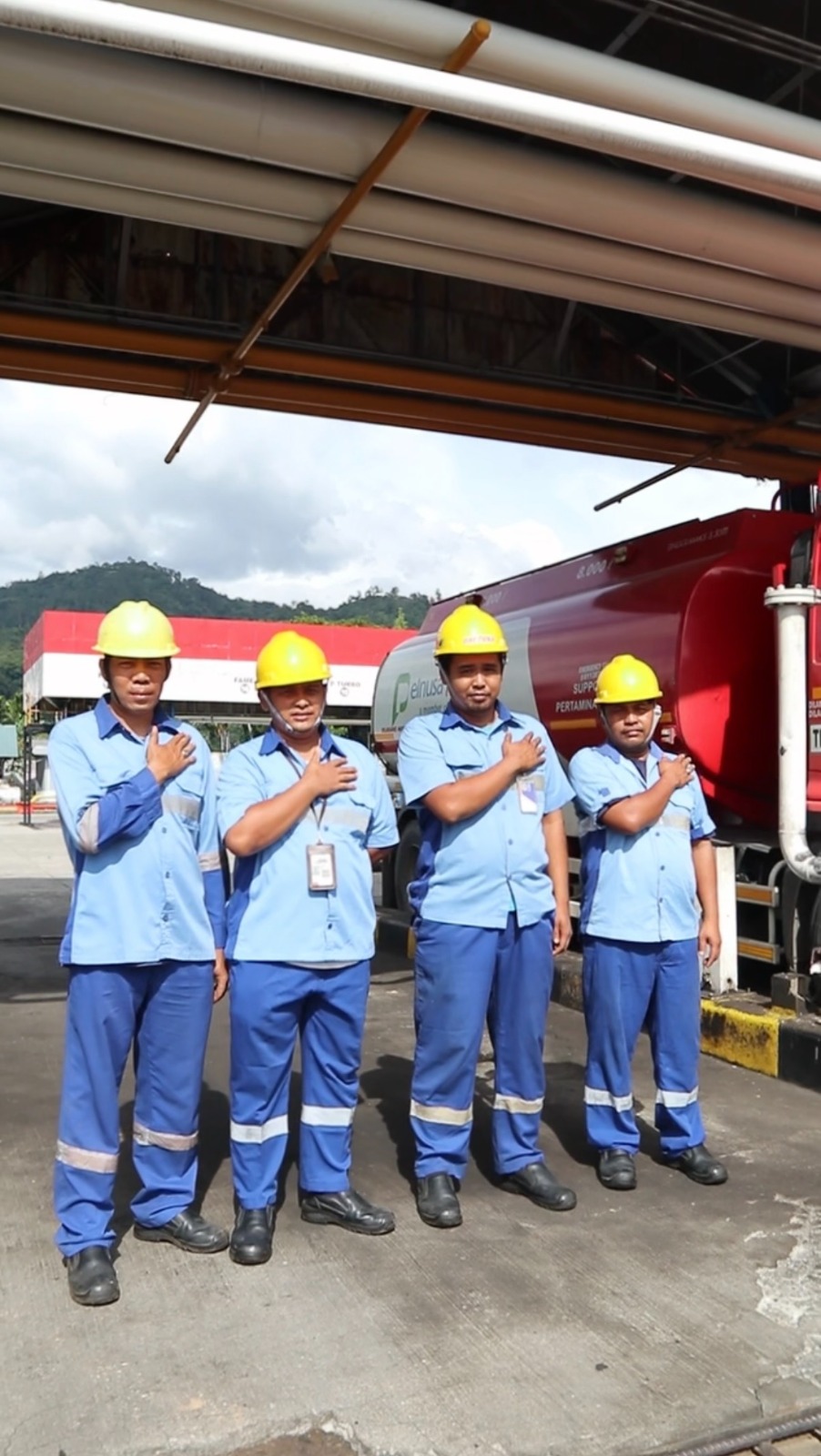 Komitmen Pelayanan Energi, Awak Mobil Tangki Pertamina Tetap Salurkan BBM di Tengah Tantangan Banjir dan Longsor