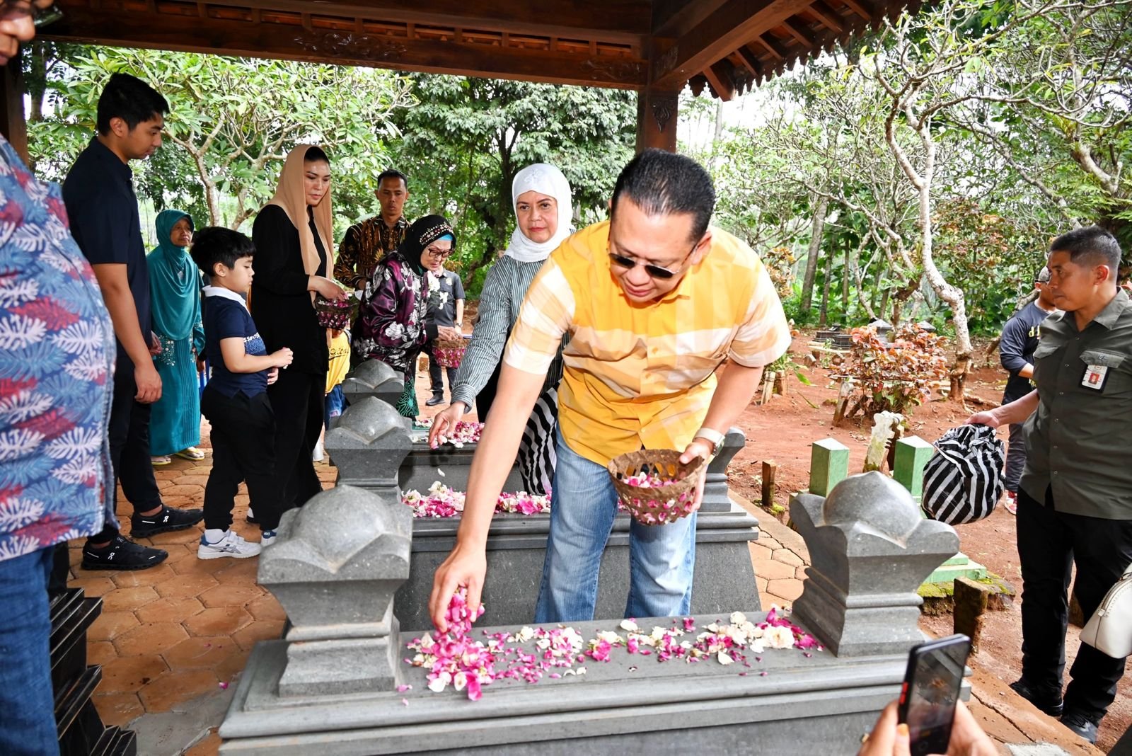Ketua MPR RI Bamsoet Ziarah ke Makam Orangtua di Salatiga Jelang Pencoblosan Pemilu 2024